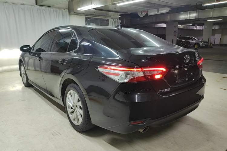Toyota Camry 2023 — фото 4