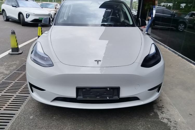 Tesla Model Y 2024 — 2