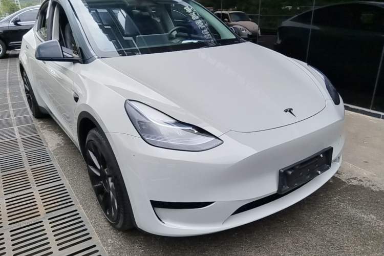 Tesla Model Y 2024 — 3