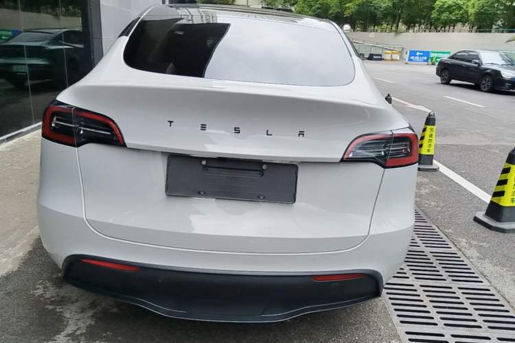 Tesla Model Y 2024 — 5