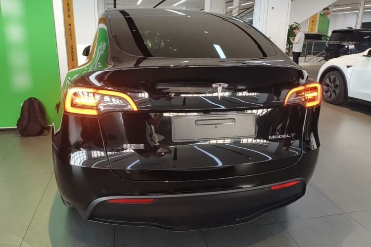 Tesla Model Y 2022 — 5