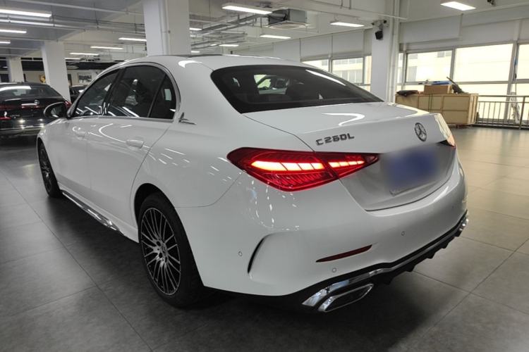 Mercedes-Benz C 260 L 2023 — 4