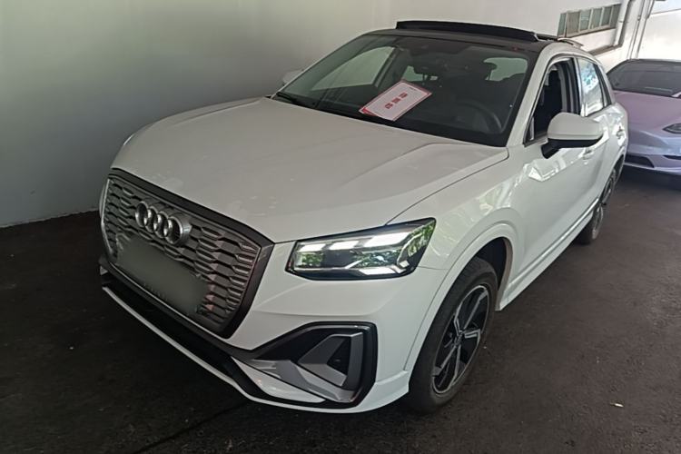 Audi Q2L e-tron 2022 — фото 1