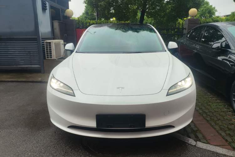 Tesla Model 3 2025 — 2