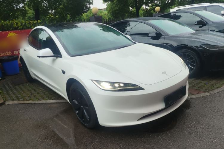 Tesla Model 3 2025 — 3