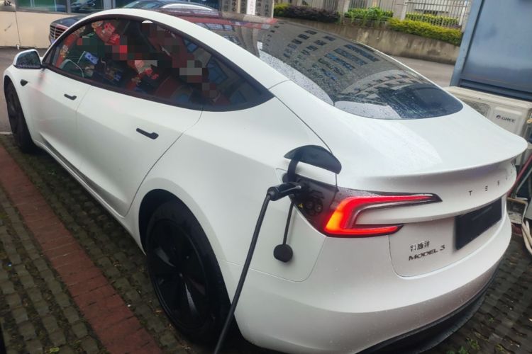 Tesla Model 3 2025 — 4
