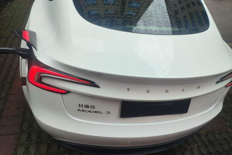 Tesla Model 3 2025 — 5