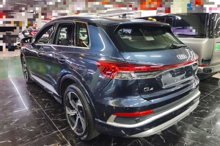 Audi Q4 e-tron 2023 — фото 4
