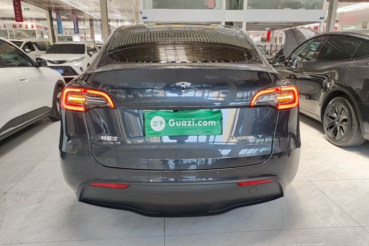 Tesla Model Y 2024 — 5