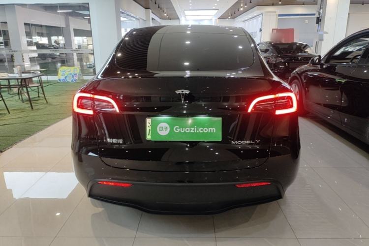 Tesla Model Y 2023 — 5