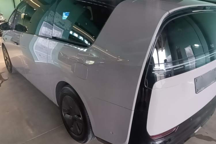 Li Auto MEGA 2025 — 4