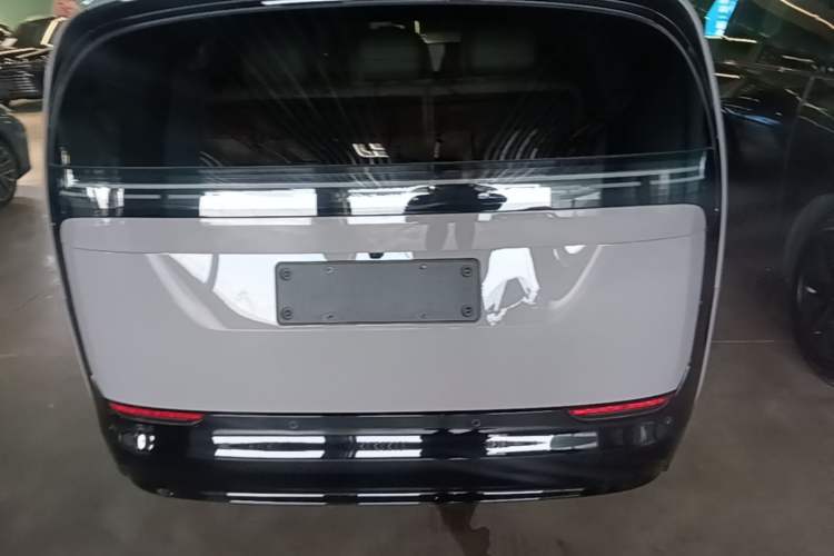 Li Auto MEGA 2025 — 5