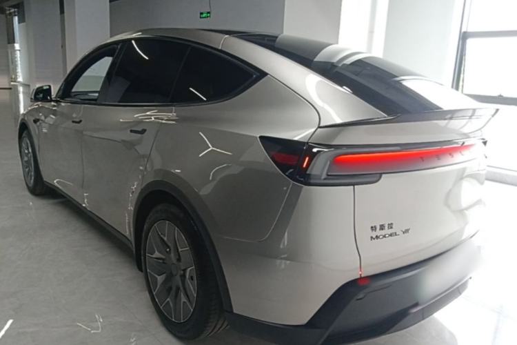 Tesla Model Y L 2025 — 4