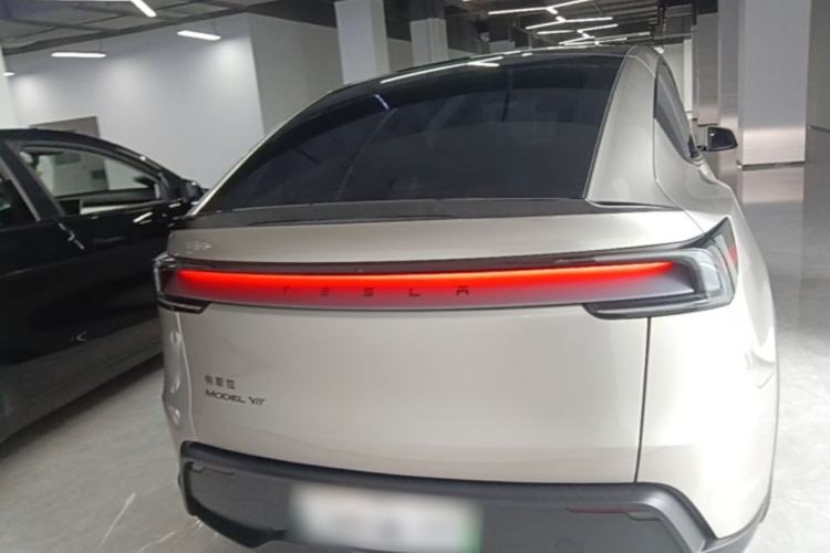 Tesla Model Y L 2025 — 5