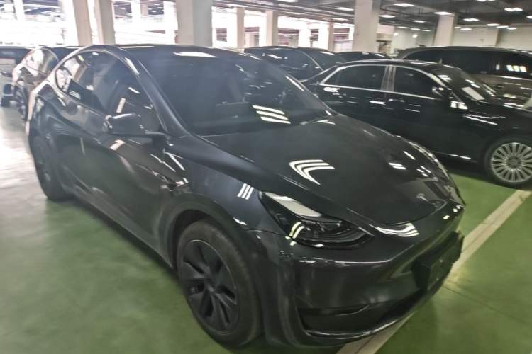 Tesla Model Y 2024 — 3