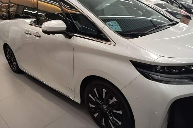Toyota Vellfire 2024 — 3