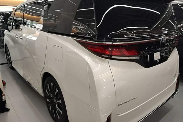 Toyota Vellfire 2024 — 4