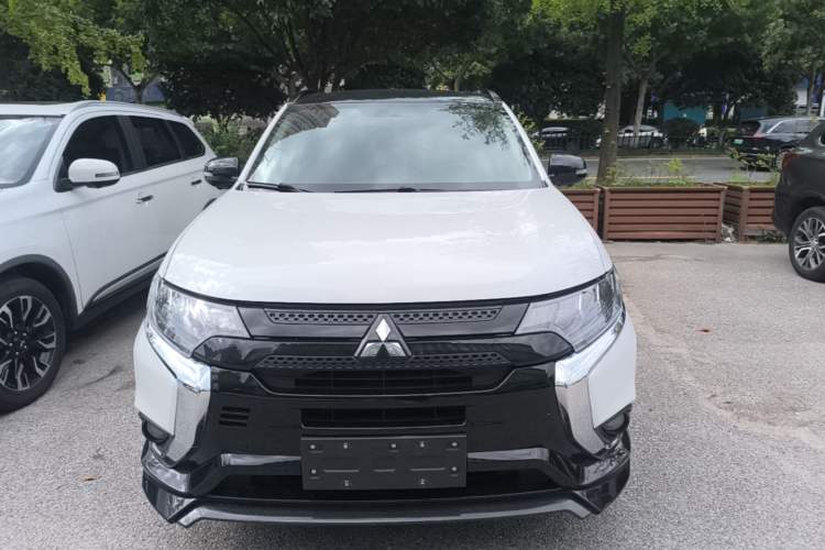 Mitsubishi outlander 2021 — фото 2