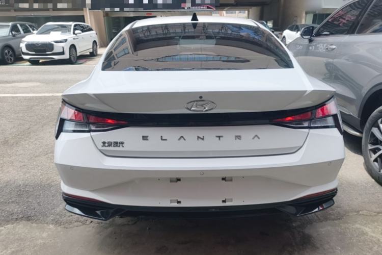 Hyundai Elantra 2022 — 5