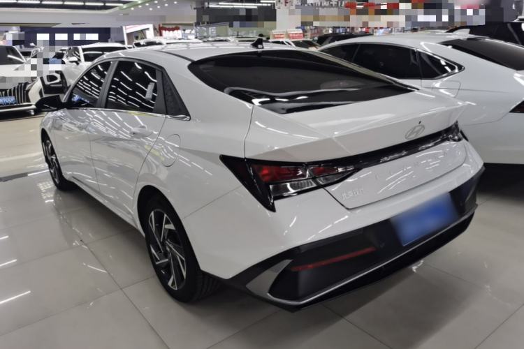 Hyundai Elantra 2023 — 4