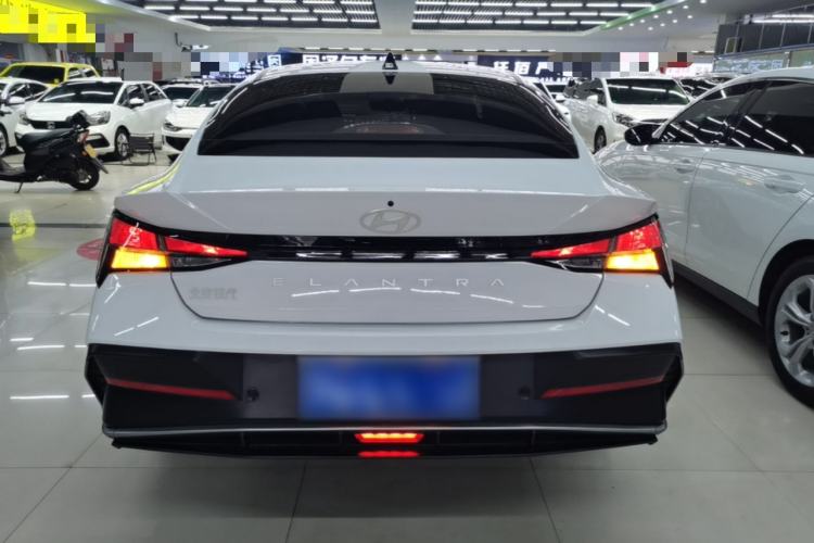 Hyundai Elantra 2023 — 5
