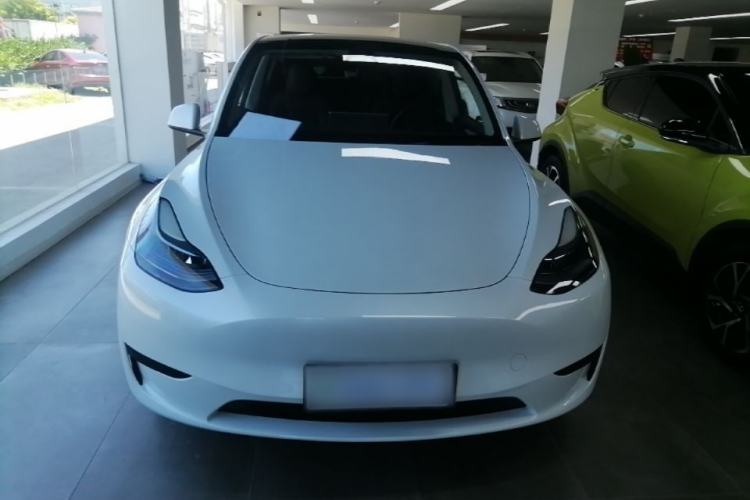 Tesla Model Y 2024 — 2