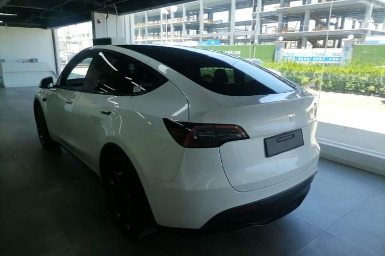 Tesla Model Y 2024 — 4