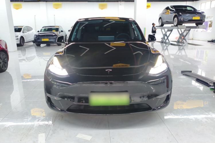 Tesla Model Y 2023 — 2
