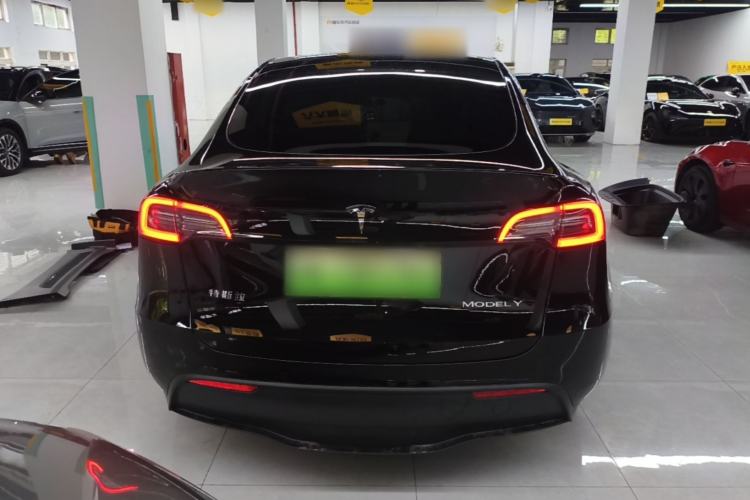 Tesla Model Y 2023 — 5