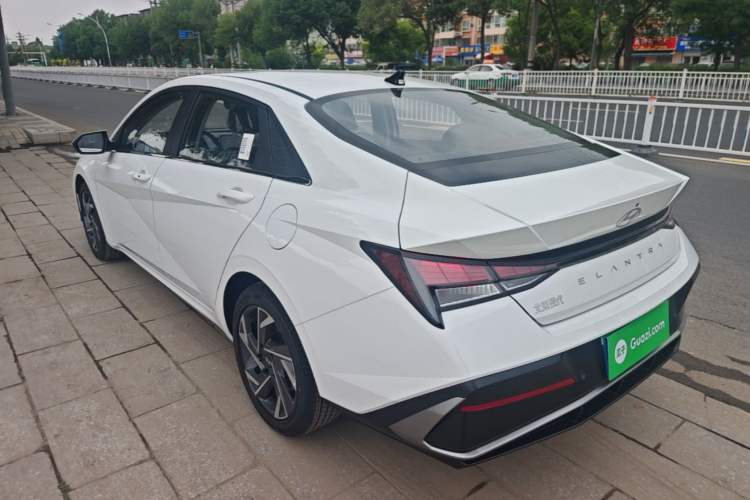 Hyundai Elantra 2023 — 4