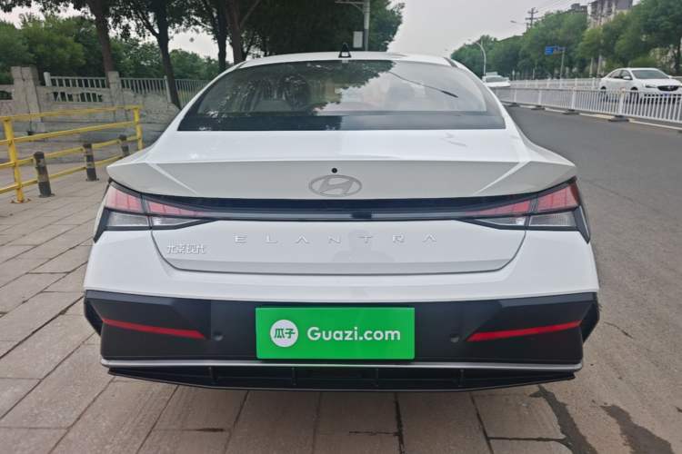 Hyundai Elantra 2023 — 5