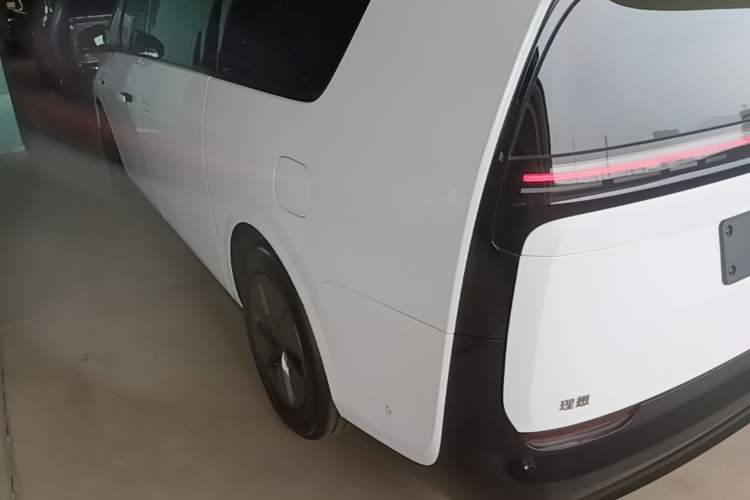Li Auto MEGA 2025 — 4