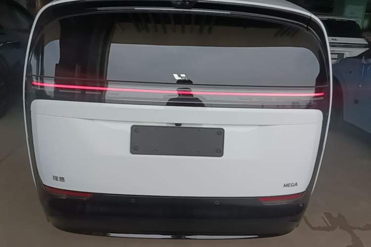 Li Auto MEGA 2025 — 5