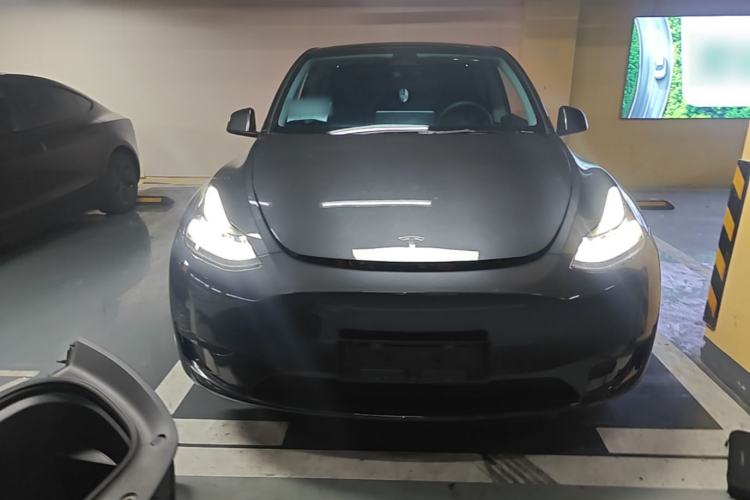 Tesla Model Y 2024 — 2