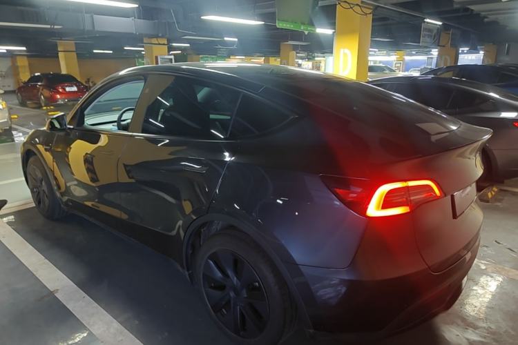 Tesla Model Y 2024 — 4