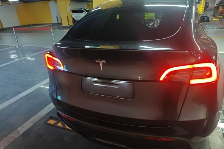Tesla Model Y 2024 — 5
