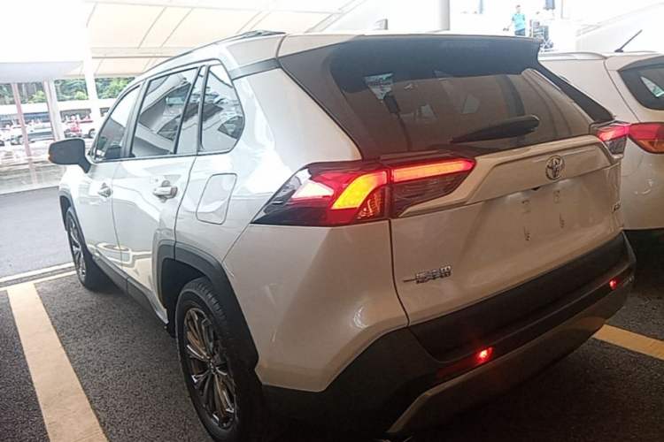 Toyota RAV4 2023 — 4
