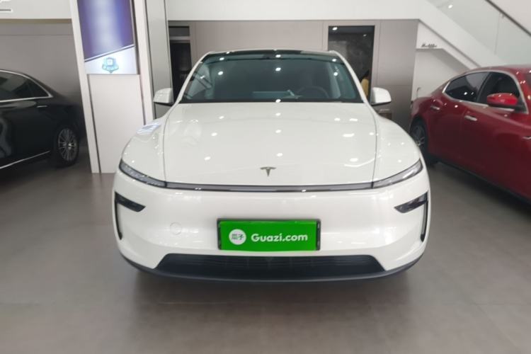 Tesla Model Y 2025 — 2