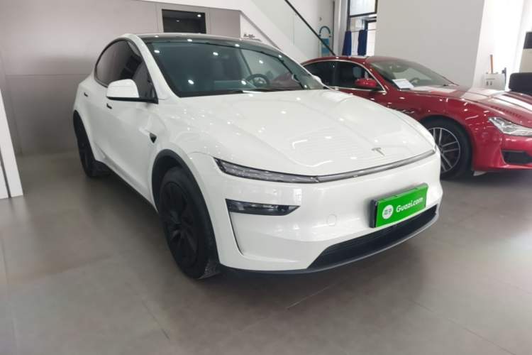 Tesla Model Y 2025 — 3