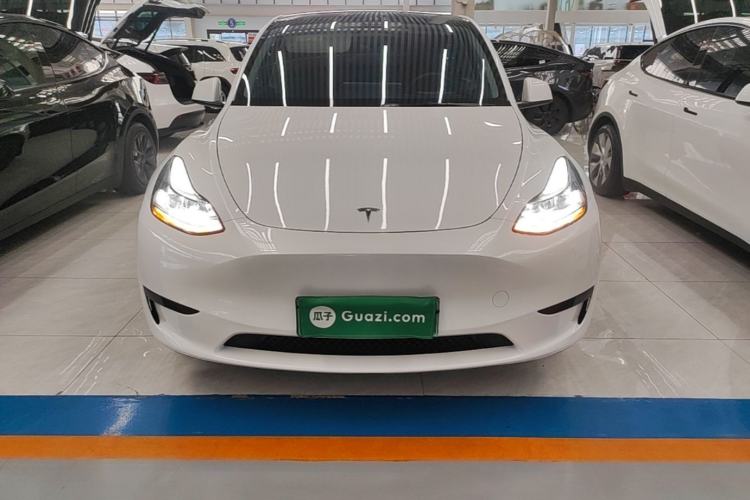 Tesla Model Y 2024 — 2