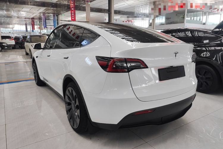 Tesla Model Y 2024 — 4
