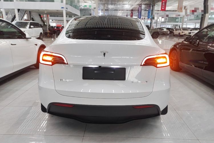 Tesla Model Y 2024 — 5
