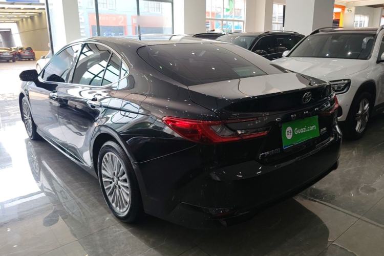 Toyota Camry 2024 — 4