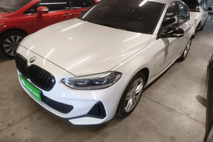 BMW 120i 2022 — фото 1