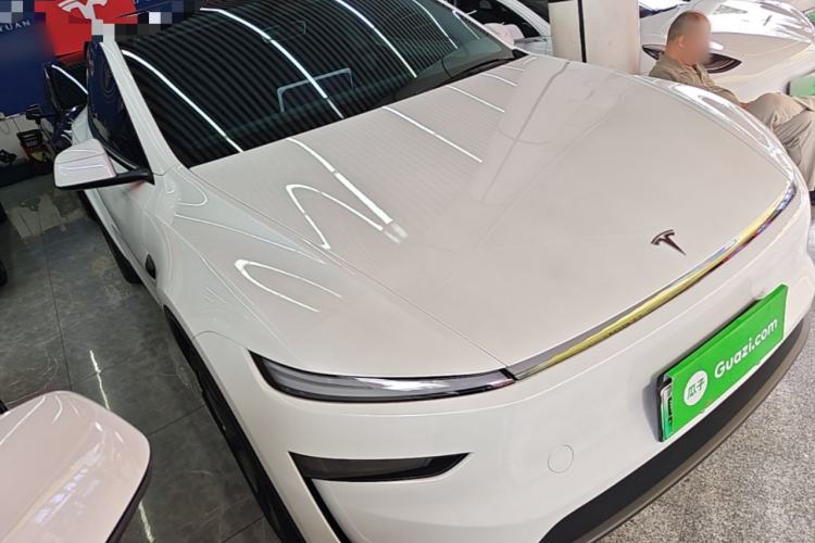Tesla Model Y 2026 — 3