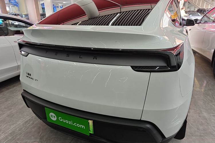 Tesla Model Y 2026 — 5