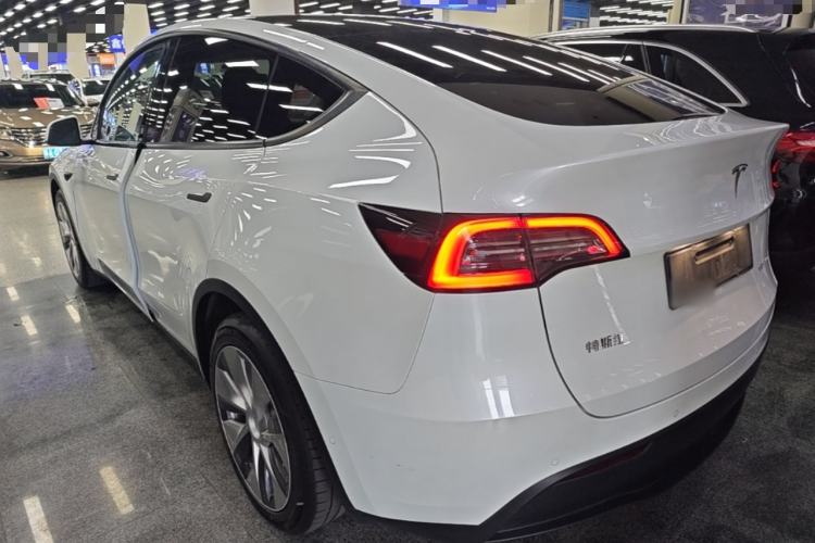 Tesla Model Y 2021 — 4