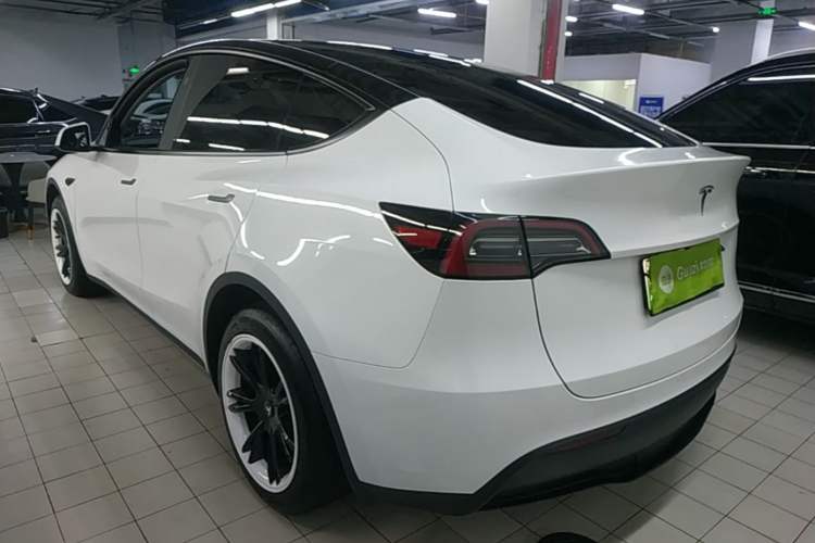 Tesla Model Y 2024 — 4