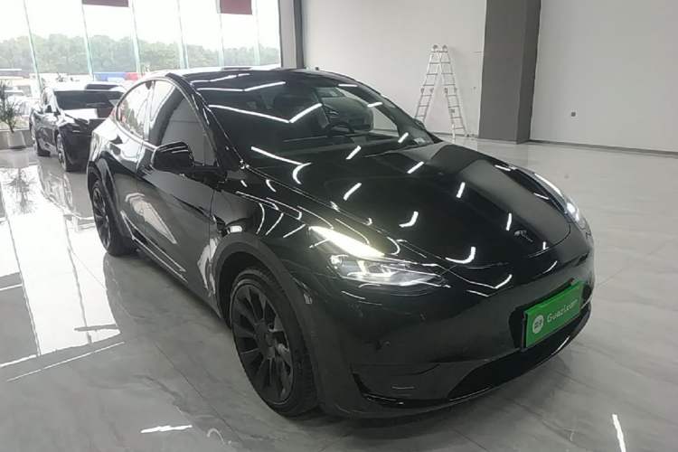 Tesla Model Y 2023 — 3