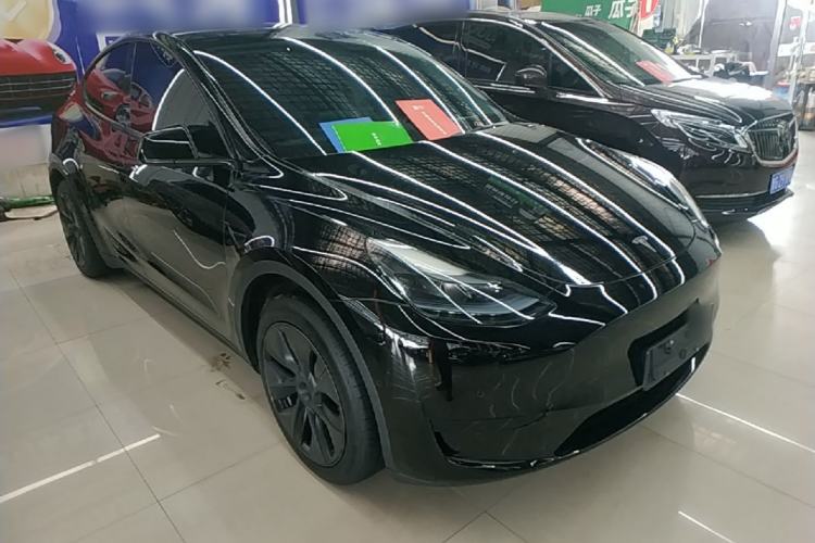 Tesla Model Y 2023 — 3